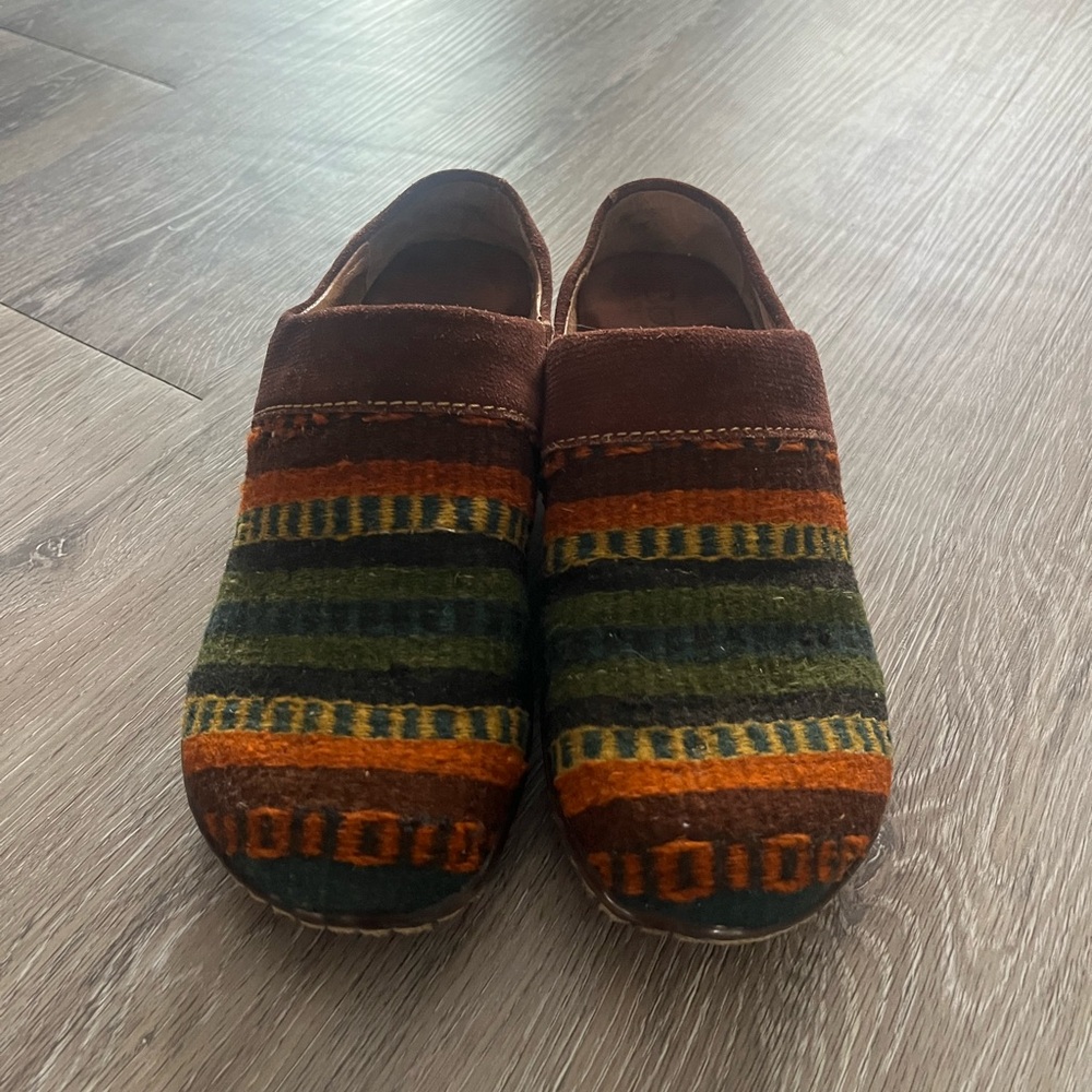 Born striped clogs